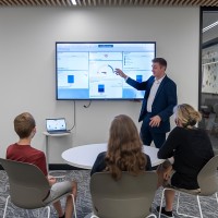 三人一组，观看主持人和屏幕